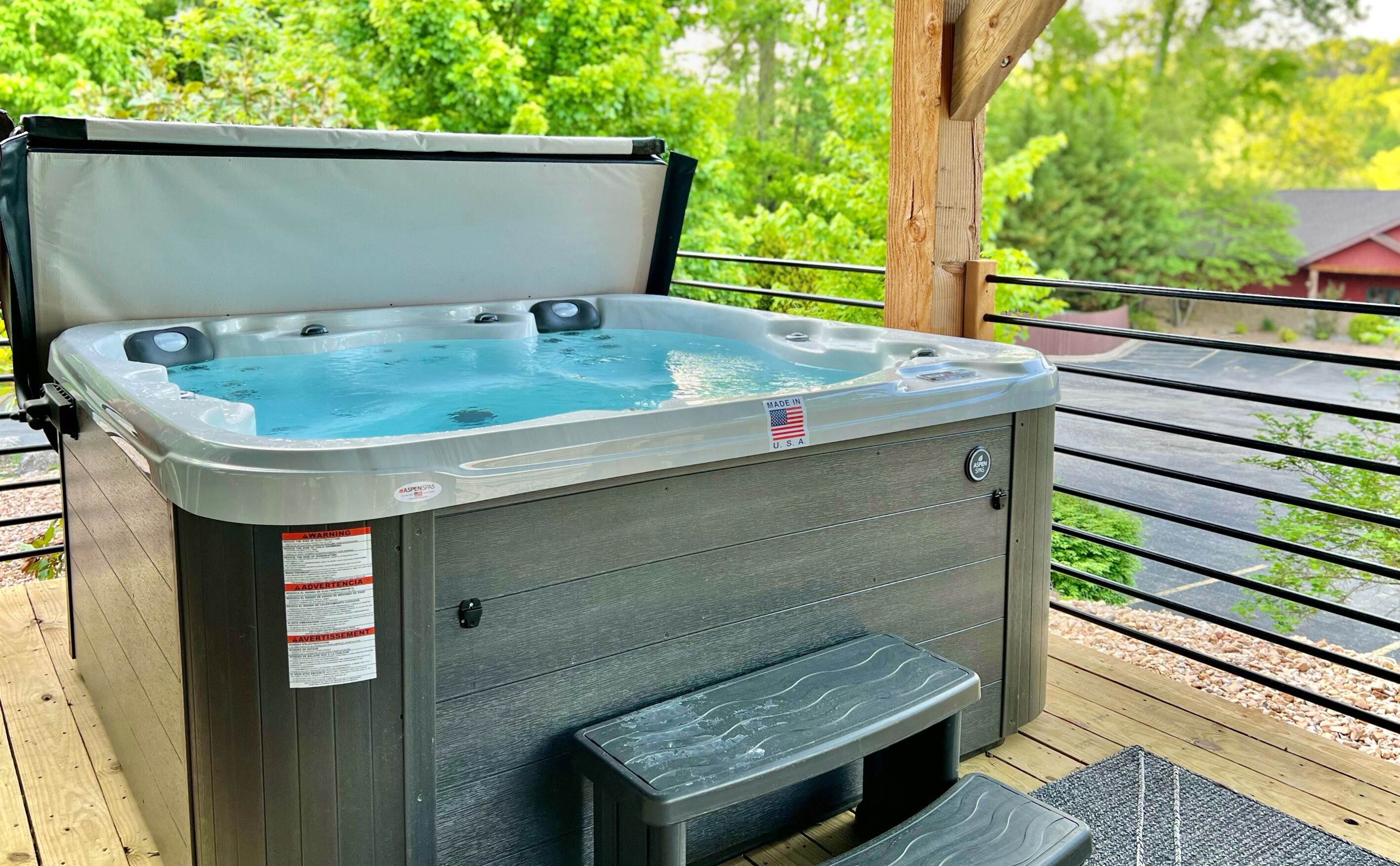New Lakefront cabin with private hot tub