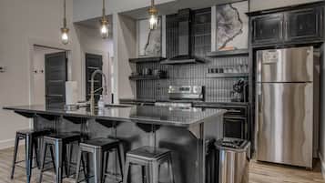 冰箱、微波炉、烤箱、炉灶