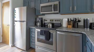 Réfrigérateur, micro-ondes, four, plaque de cuisson