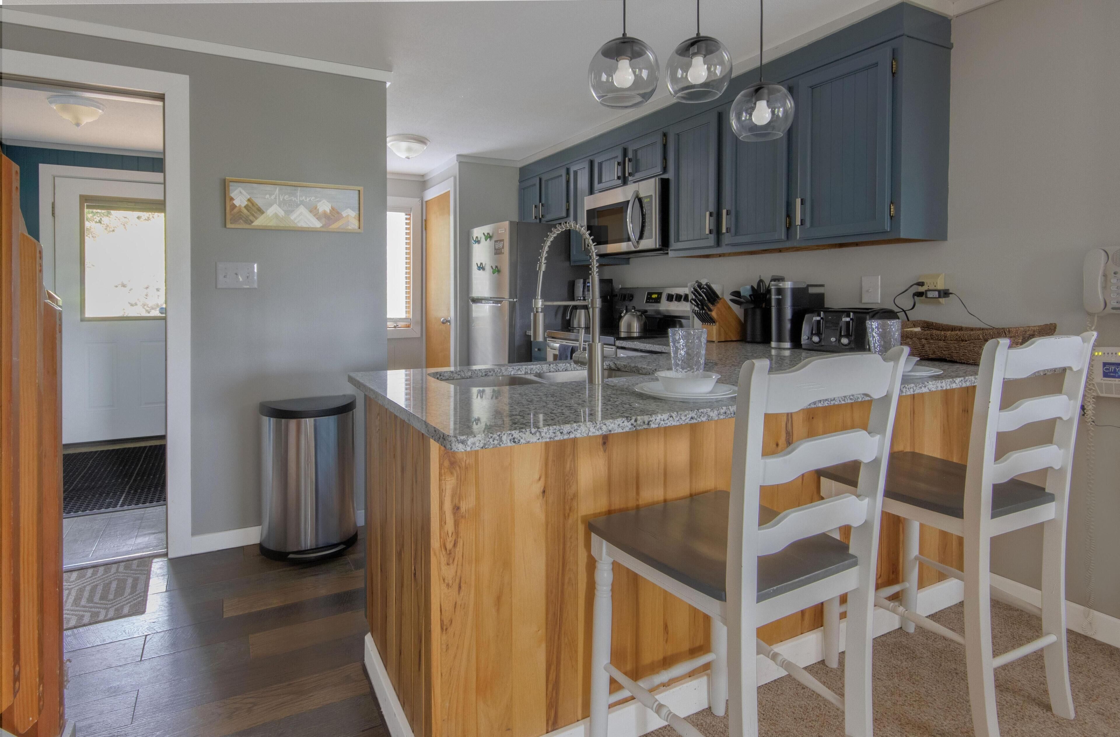 Frigorífico, microondas, horno y placa de cocina