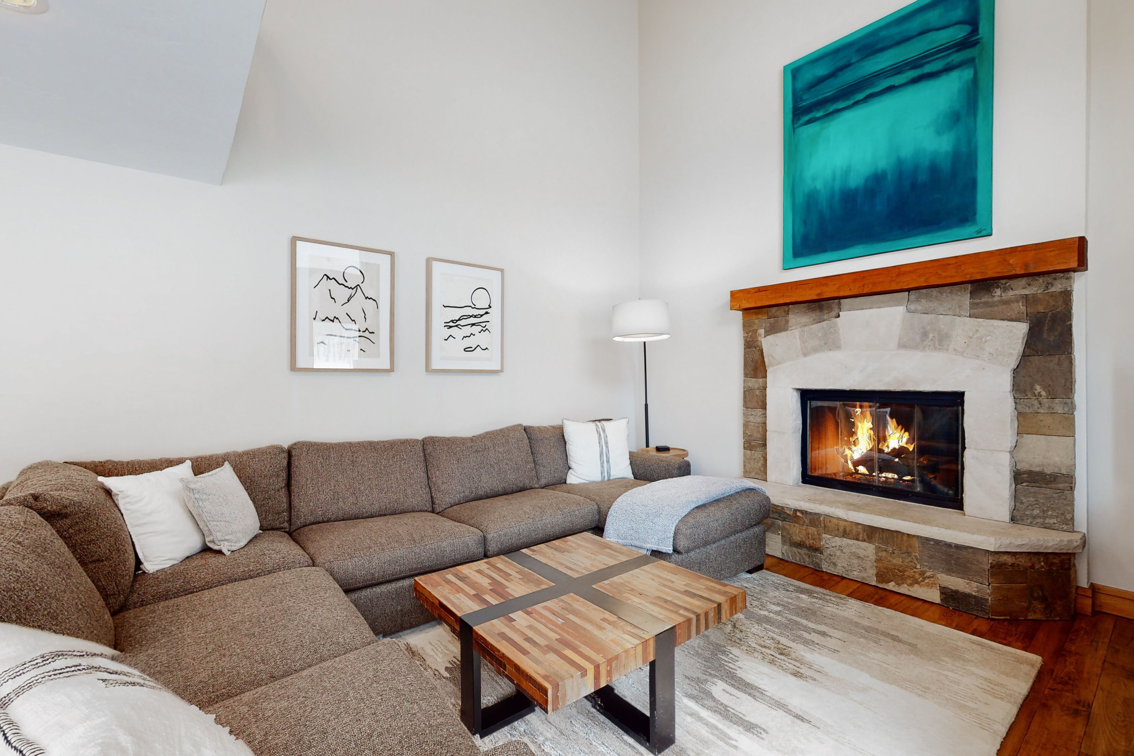 Vibrant mountain view condo with washer/dryer, fireplace, kitchen, balcony, & TV