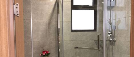 Douche, sĂšche-cheveux, bidet, serviettes fournies