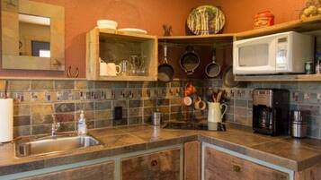 Frigorifero, microonde, macchina per tè/caffè, tostapane