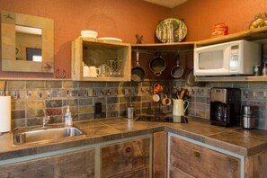 Refrigerador, microondas, cafetera/tetera, tostadora