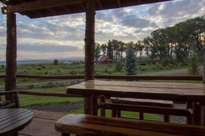 Outdoor dining - Rustic Chic Barn Cabin Retreat in the Heart of Nature, Rustic Chic Barn Cabin Retreat (Garfield County)