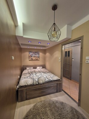 2 عدّة غرف نوم وواي فاي مجانًا وملاءات أسرّة