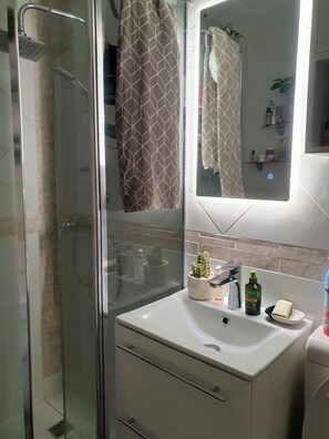 Douche, sèche-cheveux, serviettes fournies, savon