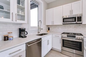 冰箱、微波炉、烤箱、炉灶