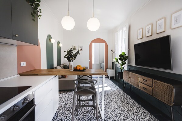 Mikrowelle, Wasserkocher mit Kaffee-/Teezubehör, Wasserkocher