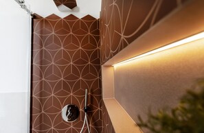 Shower, hair dryer, bidet, towels - Terrazza Ninetta: Historic City View Apartment in Monopoli (Monopoli)
