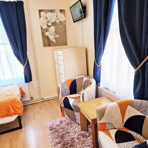 3 slaapkamers, een bureau, een strijkplank/strijkijzer, gratis wifi