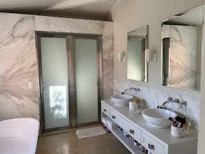 Douche, sèche-cheveux, bidet, serviettes fournies