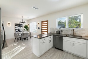 Private kitchen - 2 bedroom 2 bathroom house (Los Angeles)