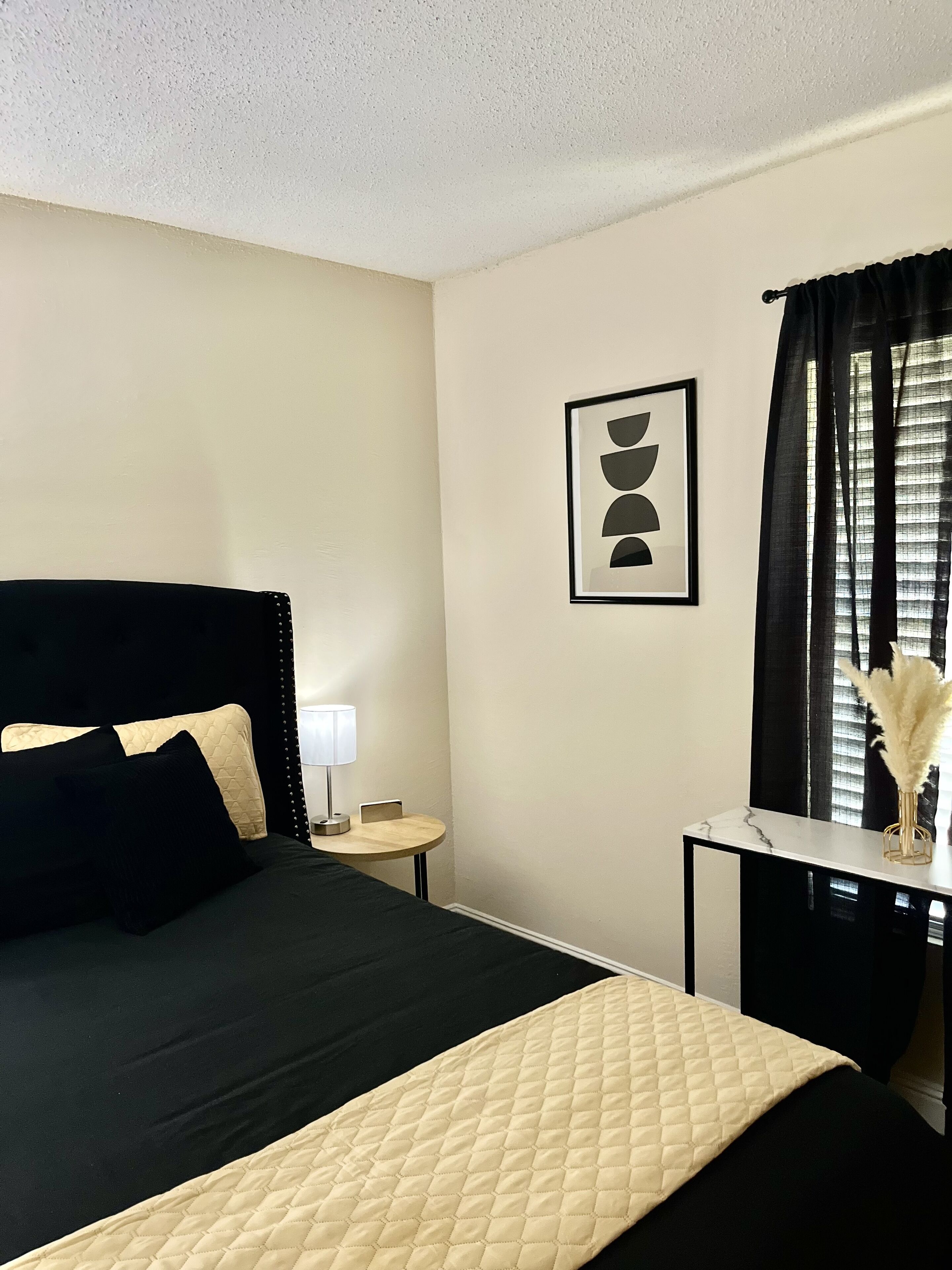 Black Luxe apartment / w balcony