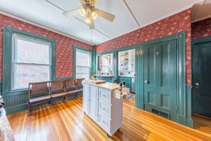 Exterior - Belle Femme (Salem)