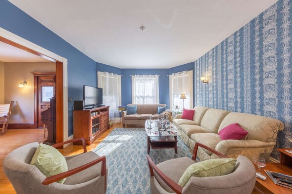 Exterior - Belle Femme (Salem)