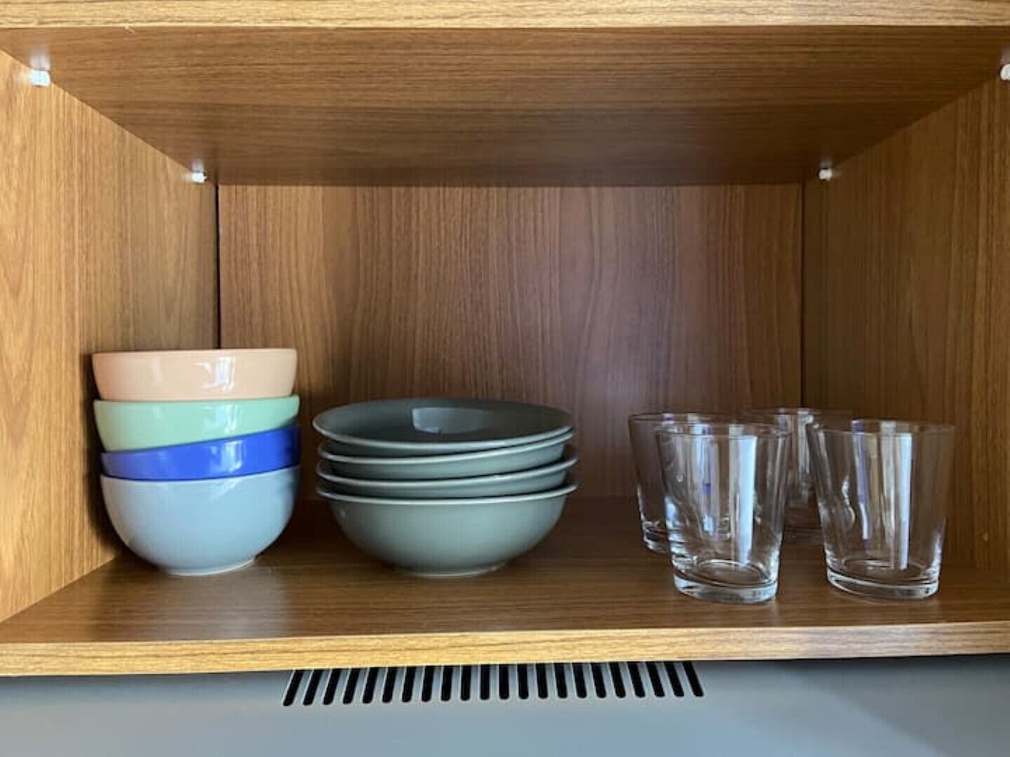 Ein Holzboden mit gestapelten Schüsseln und Gläsern.