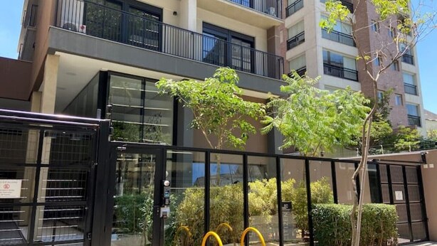Un bâtiment moderne à plusieurs étages, doté de grandes fenêtres et de balcons.