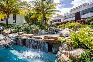 Piscine avec cascade