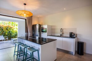 Ofen, Geschirrspüler, Wasserkocher mit Kaffee-/Teezubehör, Wasserkocher