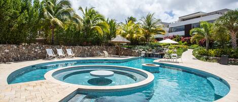 Piscine avec cascade