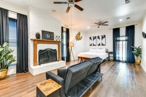4 habitaciones, tabla de planchar con plancha, wifi y ropa de cama 