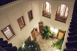 المنشأة من الداخل