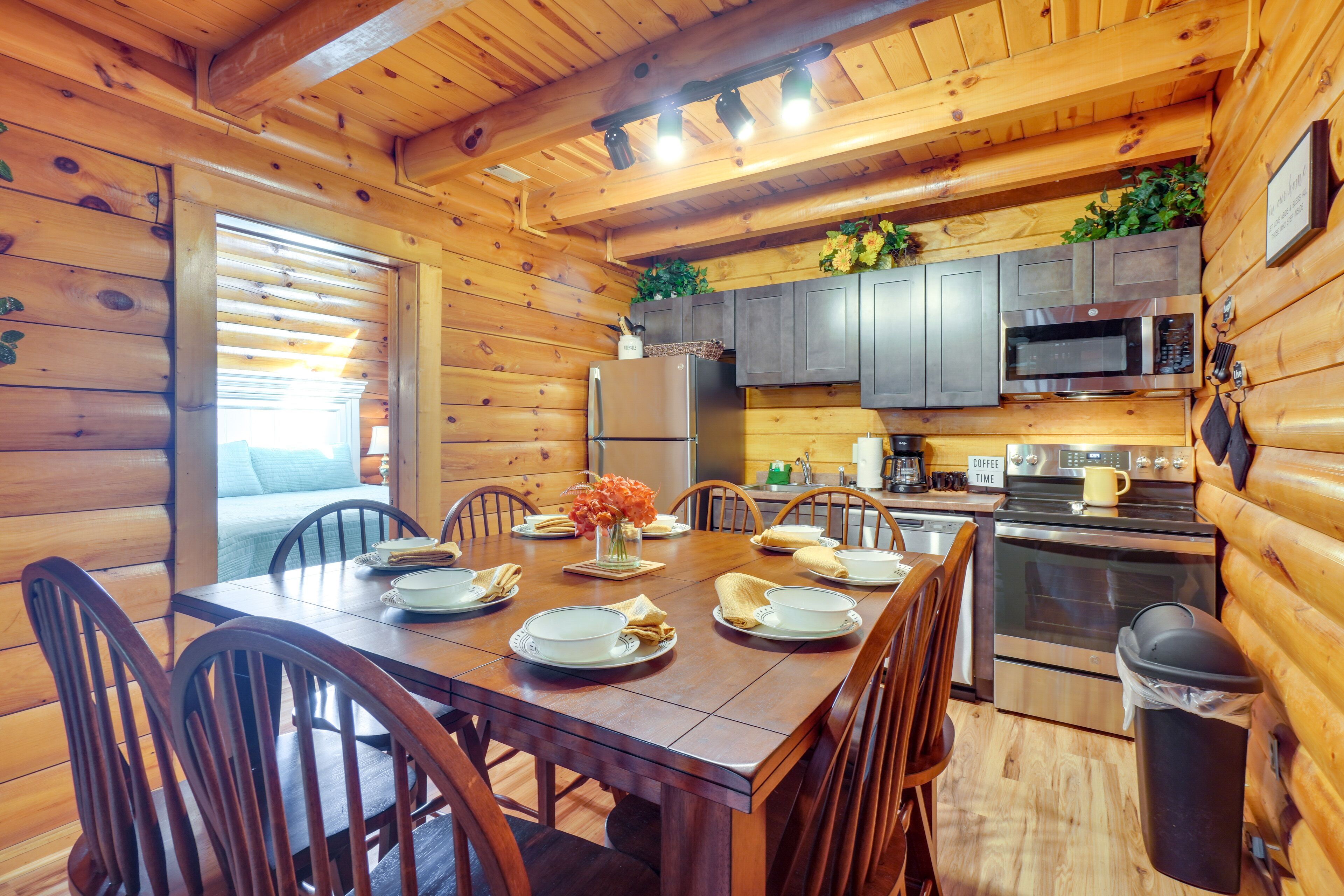 Lovely Gatlinburg Cabin w/ Private Hot Tub!