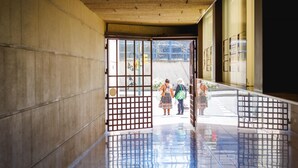 A corridor with a tiled floor and a wooden ceiling. - Bravissimo Centre, Modern 2-bedroom apartment (Girona)