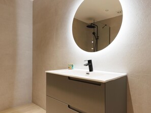 Douche, séchoir à cheveux, serviettes fournies