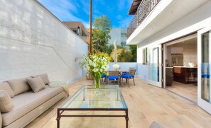 Outdoor dining - ULTRA LUX PAD WALK 2 RODEO DR. ASK ABOUT OUR PROMOS. OVER 100 5 STAR REVIEWS!! (BEVERLY HILLS)