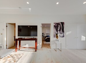 2 bedrooms, iron/ironing board, WiFi, bed sheets - ULTRA LUX PAD WALK 2 RODEO DR. ASK ABOUT OUR PROMOS. OVER 100 5 STAR REVIEWS!! (BEVERLY HILLS)