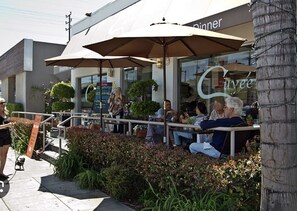 Outdoor dining - ULTRA LUX PAD WALK 2 RODEO DR. Border of Beverly Hills. 100 5 STAR REVIEWS!! (BEVERLY HILLS)