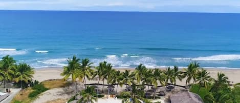 En la playa, camastros y toallas de playa