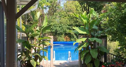 Amazing view, heated pool, gardens, beach, trails, wineries, shops & restaurants