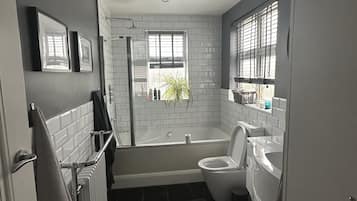 Shower, jetted bath, hair dryer, towels