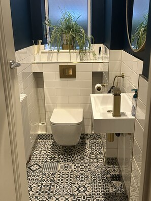Shower, jetted tub, hair dryer, towels