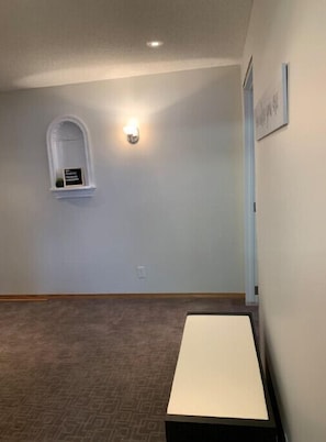 Interior - Spacious Guest Suite! Close to Airport! Quiet Area (Calgary)