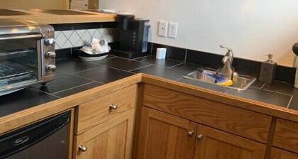 Spacious Guest Suite! Close to Airport! Quiet Area