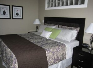 1 bedroom, desk, iron/ironing board, free WiFi - Home Away From Home - King Bed - Available Jan - Apr 2027 (Victoria)