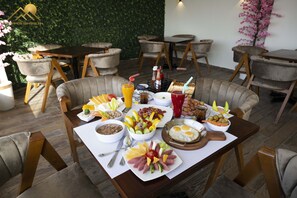 Café da manhã completo grátis todos os dias
