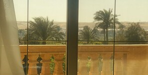 Deluxe Double or Twin Room with Balcony, Pyramids View | SÀngtillbehör av högsta kvalitet, duntÀcken och memory foam-madrasser