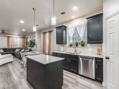 NorthATX Urban Oasis Pool 5BR 2BA Game room Office