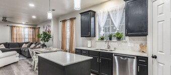 NorthATX Urban Oasis Pool 5BR 2BA Game room Office