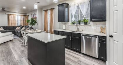 NorthATX Urban Oasis Pool 5BR 2BA Game room Office