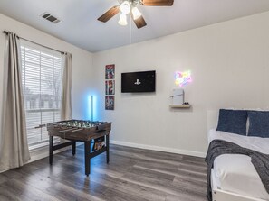 5 bedrooms, desk, iron/ironing board, travel crib