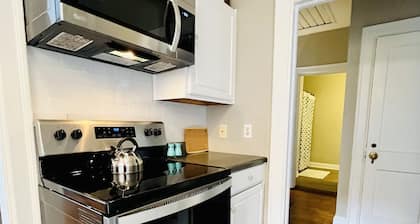 Historic Parkside Cottage in Savannah