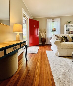 Smart TV, books - Historic Cozy Parkside Cottage in Savannah (Savannah)