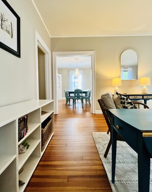 Interior - Historic Cozy Parkside Cottage in Savannah (Savannah)