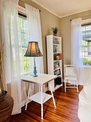 Interior - Historic Cozy Parkside Cottage in Savannah (Savannah)